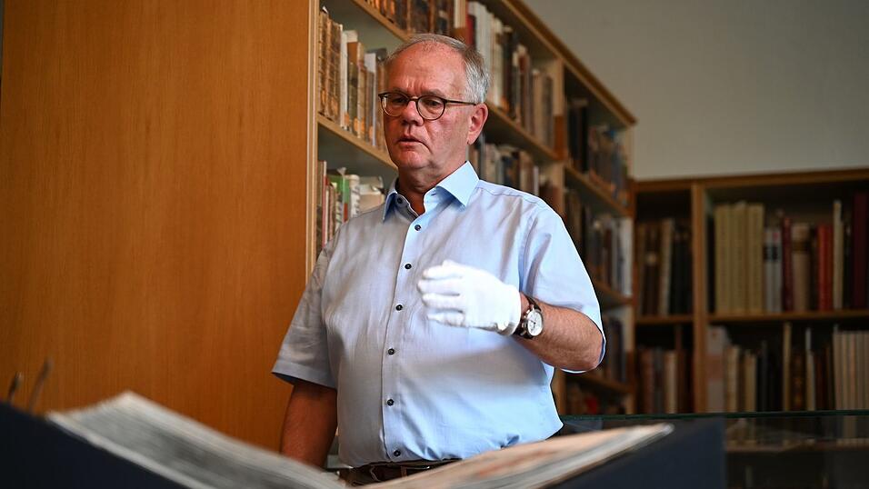 Bibliotheksleiter Helmut Hilz stellt das millionste Buch vor. Bibliotheksleiter Helmut Hilz stellt das millionste Buch vor.