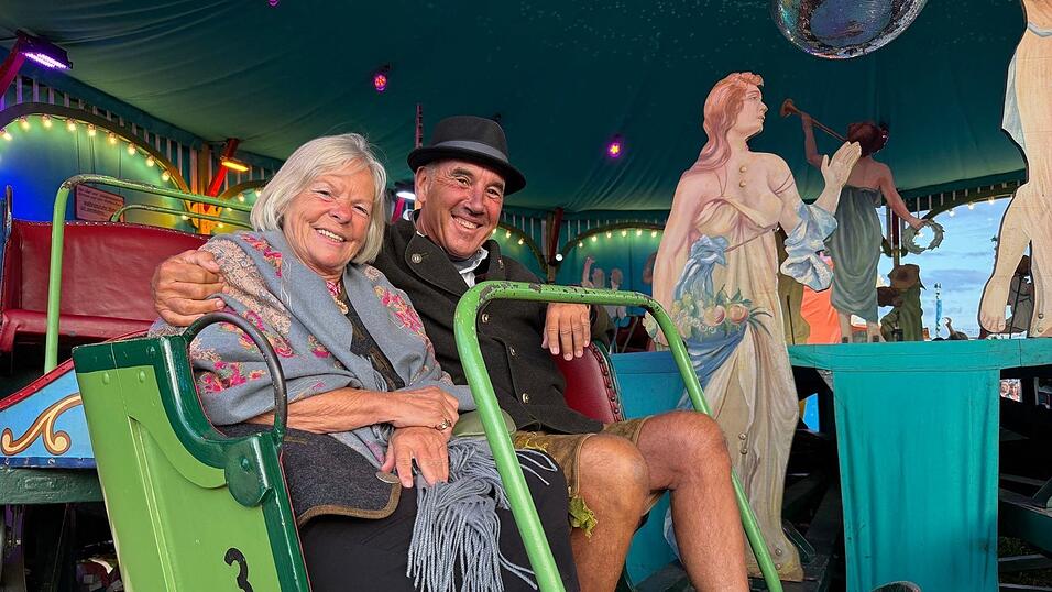 Die «Fahrt ins Paradies» auf der «Oidn Wiesn» hat es Gerlinde und Winfried besonders angetan. Die «Fahrt ins Paradies» auf der «Oidn Wiesn» hat es Gerlinde und Winfried besonders angetan.