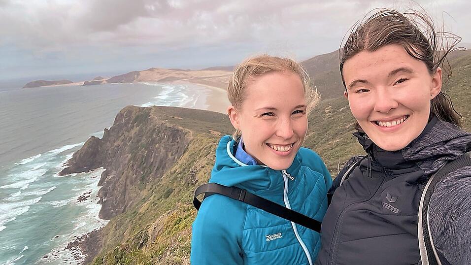 Melanie Zierer (links) und Tanja Piendl (rechts) am Cape Reinga.