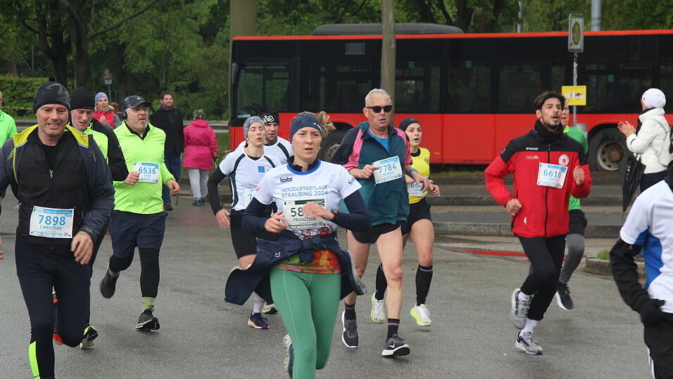 Auch die großen Herzogstadtläufer ließen sich wie schon die Kleinen am Samstag durch das nasskalte Aprilwetter den Spaß am Sport unter freiem Himmel nicht verderben.