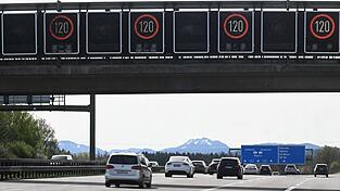 Die Eltern fuhren mit dem Auto gut eine halbe Stunde weiter in Richtung Österreich, bevor sie merkten, dass ihr Sohn fehlt. (Archivbild)