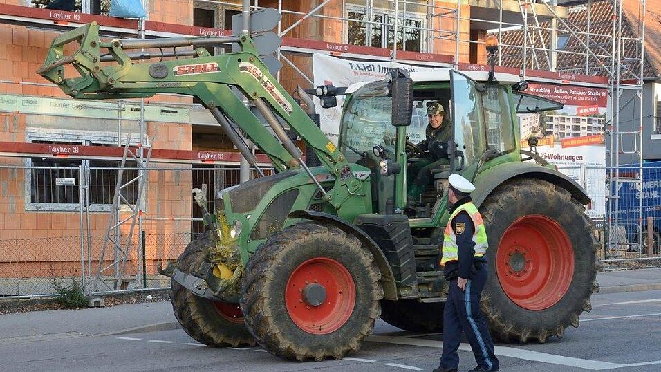 Unmittelbar nach dem Bombenfund am Landratsamt wurde sicherheitshalber die Leutnerstraße gesperrt. Unmittelbar nach dem Bombenfund am Landratsamt wurde sicherheitshalber die Leutnerstraße gesperrt.