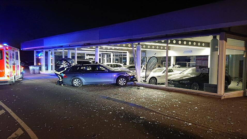 Ein Autofahrer ist in Rottenburg in den Verkaufsraum eines Autohauses gefahren.