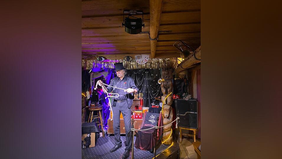 Mit flinken Handbewegungen führt Zauberer Waltini einen Zaubertrick auf und verändert die Länge der Seile.