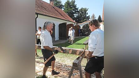 Die Zimmerer (links) demonstrierten das Balkenhaun: Aus einem Baumstamm wurde ein Holzbalken herausgeschlagen. Auch eine Kramerei, wie sie in den 50er Jahren üblich war, ist im Museum aufgebaut. Das Seilmacherhandwerk (Bild rechts) wurde ebenfalls präsentiert.