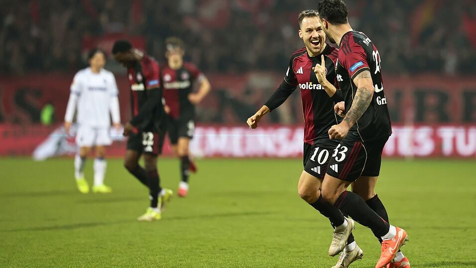 Julian Justvan (l) eröffnet den Nürnberger Torreigen. Julian Justvan (l) eröffnet den Nürnberger Torreigen.