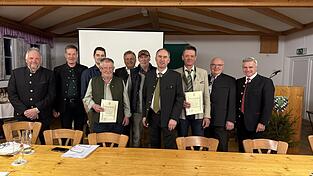 Der Vorsitzende des Jagdverbandes Hubert Aiwanger mit Ehreng&auml;sten und geehrten Mitgliedern im Gasthaus Seidenschwand/Abeltshauser in M&uuml;nster. Es kamen viele aktuelle Themen zur Sprache.