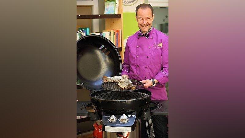 Volker Elm ist Präsident der German Barbecue Association e.V. (GBA). Ein Verein, der sich voll und ganz dem Thema Grillen verschrieben hat. Volker Elm ist Präsident der German Barbecue Association e.V. (GBA). Ein Verein, der sich voll und ganz dem Thema Grillen verschrieben hat.