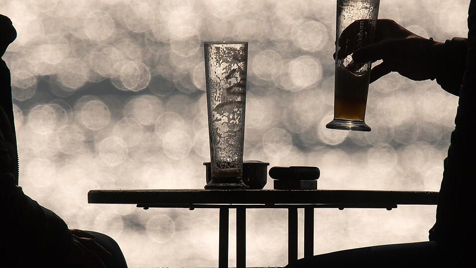 Um zu entspannen gönnen sich viele Menschen nach getaner Arbeit gern ein Bier - aber gesund ist das auf Dauer nicht.