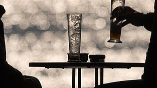 Um zu entspannen gönnen sich viele Menschen nach getaner Arbeit gern ein Bier - aber gesund ist das auf Dauer nicht.