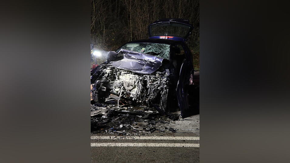 Die B20 ist bei Landau nach einem schweren Unfall gesperrt.