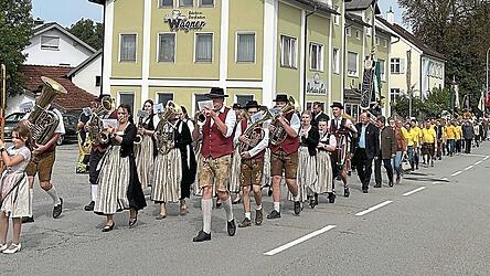 Der Festzug, angeführt von Festleiter Maxi Zinkl und den Hofmarkmusikanten führte durch die Hofmark in Egglkofen. Der Festzug, angeführt von Festleiter Maxi Zinkl und den Hofmarkmusikanten führte durch die Hofmark in Egglkofen.
