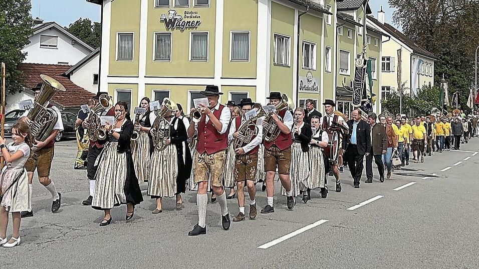 Der Festzug, angeführt von Festleiter Maxi Zinkl und den Hofmarkmusikanten führte durch die Hofmark in Egglkofen.