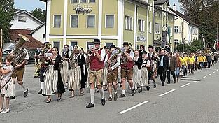 Der Festzug, angeführt von Festleiter Maxi Zinkl und den Hofmarkmusikanten führte durch die Hofmark in Egglkofen.