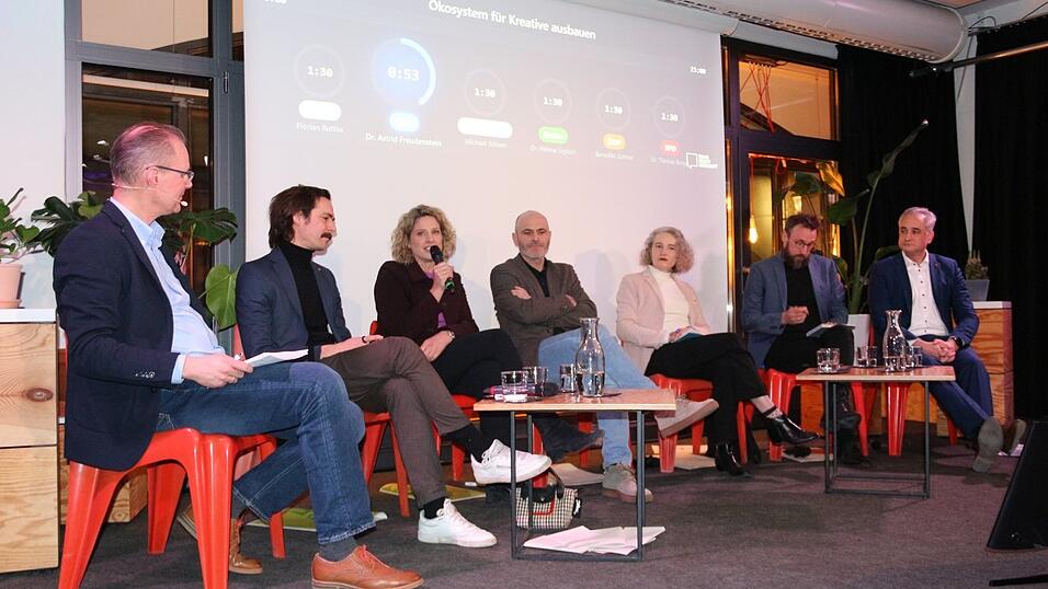 Moderator Christian Omonsky (von links) diskutierte mit Florian Rottke (Br&uuml;cke), Astrid Freudenstein (CSU), Michael Schien (Freie W&auml;hler), Helene Sigloch (Gr&uuml;ne), Benedikt Suttner (&Ouml;DP) und Thomas Burger (SPD) dar&uuml;ber, wie in Regensburg ein florierendes &Ouml;kosystem f&uuml;r Kreative geschaffen werden kann.