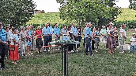 Viele Mitglieder der vier Kirchengemeinden im Pfarrverband Altfraunhofen nahmen am Gottesdienst und an der Einweihung teil.