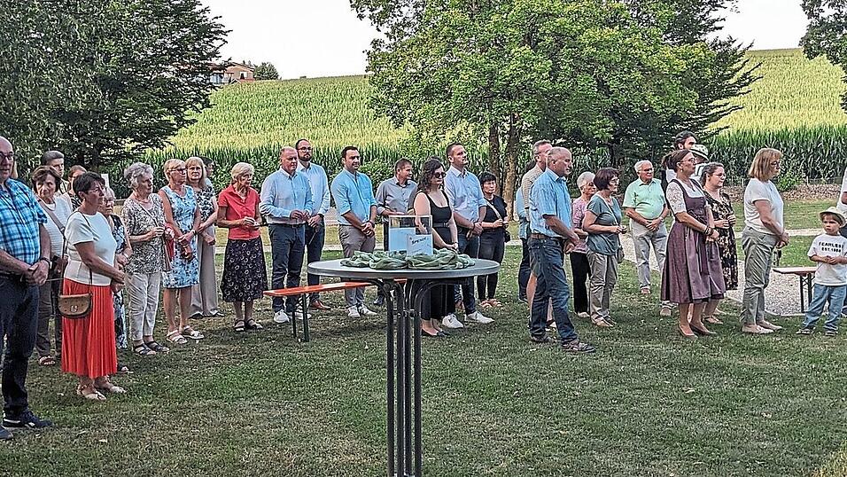 Viele Mitglieder der vier Kirchengemeinden im Pfarrverband Altfraunhofen nahmen am Gottesdienst und an der Einweihung teil. Viele Mitglieder der vier Kirchengemeinden im Pfarrverband Altfraunhofen nahmen am Gottesdienst und an der Einweihung teil.