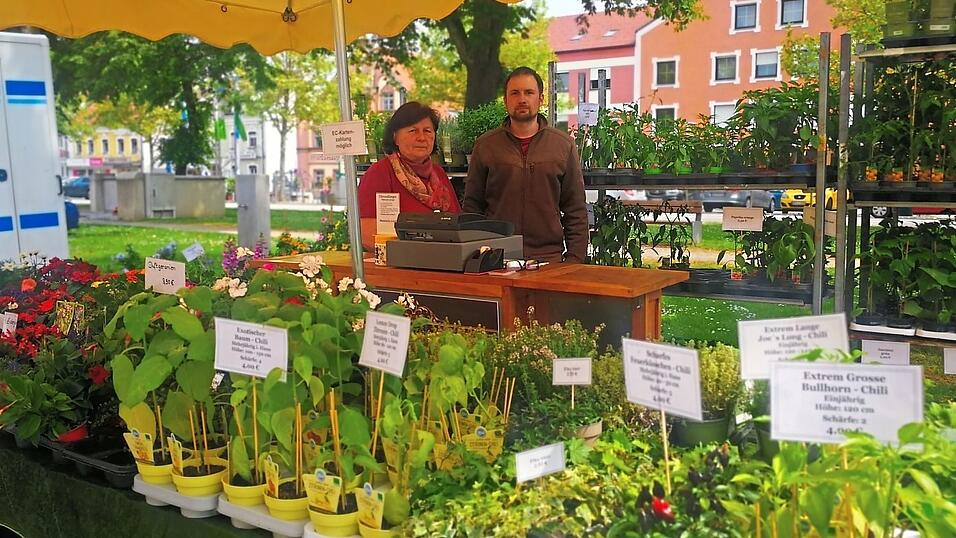 Barbara und Florian Heider verkauften Gr&uuml;n- und Bl&uuml;hpflanzen sowie Gartenkr&auml;uter.