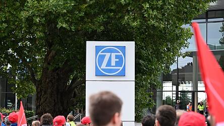 Der Autozulieferer ZF muss sparen.