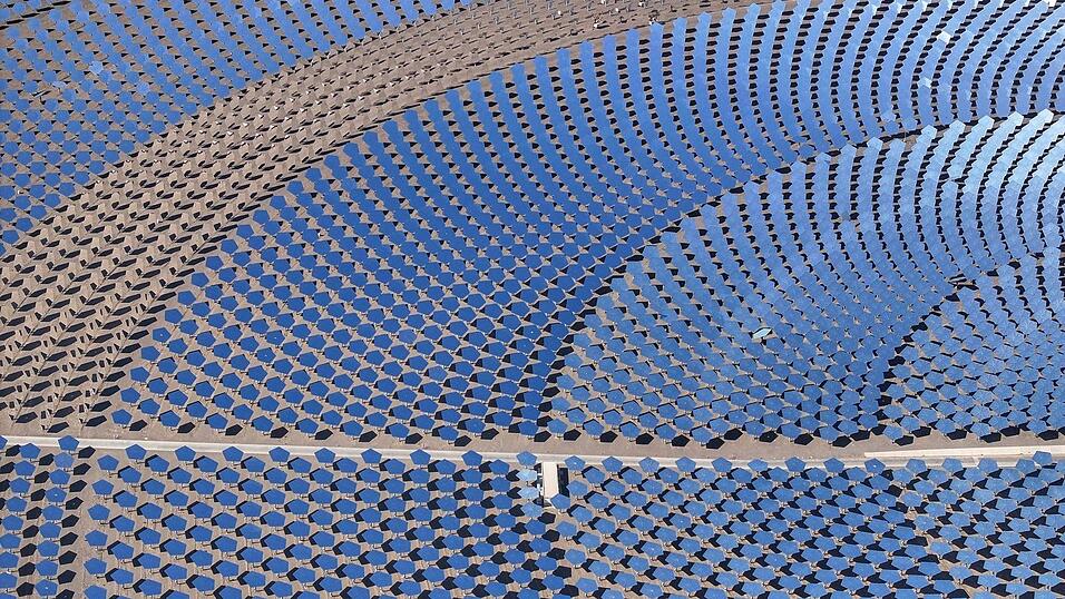 Ein riesiges Solarkraftwerk in der chinesischen Wüstenregion Xinjiang. Nach einer Studie der Unternehmensberatung BCG und des Weltwirtschaftsforums hat China dem Westen die technologische Führung in der Umwelttechnologie abgenommen (Archiv) Ein riesiges Solarkraftwerk in der chinesischen Wüstenregion Xinjiang. Nach einer Studie der Unternehmensberatung BCG und des Weltwirtschaftsforums hat China dem Westen die technologische Führung in der Umwelttechnologie abgenommen (Archiv)