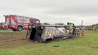 Alleinbeteiligt kam ein Lkw-Fahrer von der Fahrbahn Höhe Kreuzbach ab. Dessen Fahrzeug kippte dann auf die Seite. Alleinbeteiligt kam ein Lkw-Fahrer von der Fahrbahn Höhe Kreuzbach ab. Dessen Fahrzeug kippte dann auf die Seite.