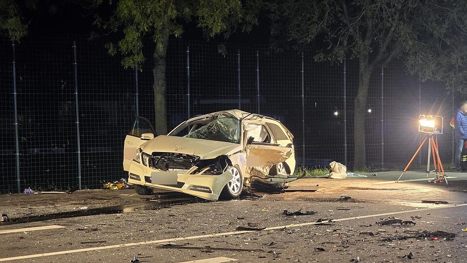 Für den Taxifahrer kam jede Hilfe zu spät. Der 28-Jährige Fahrgast konnte mit schweren Verletzungen geborgen werden.