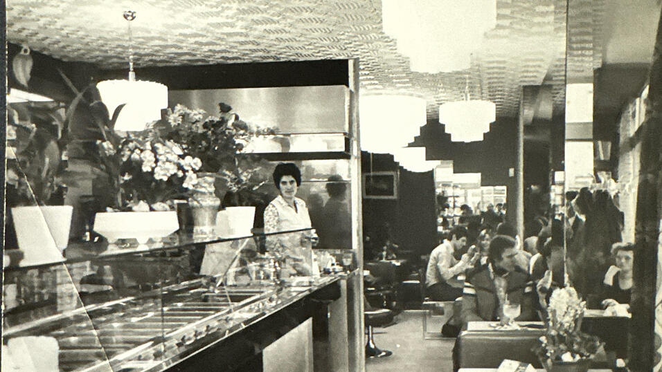 Bilder aus der Eisdiele der Fontanellas in Deggendorf, die 1955 er&ouml;ffnet wurde.