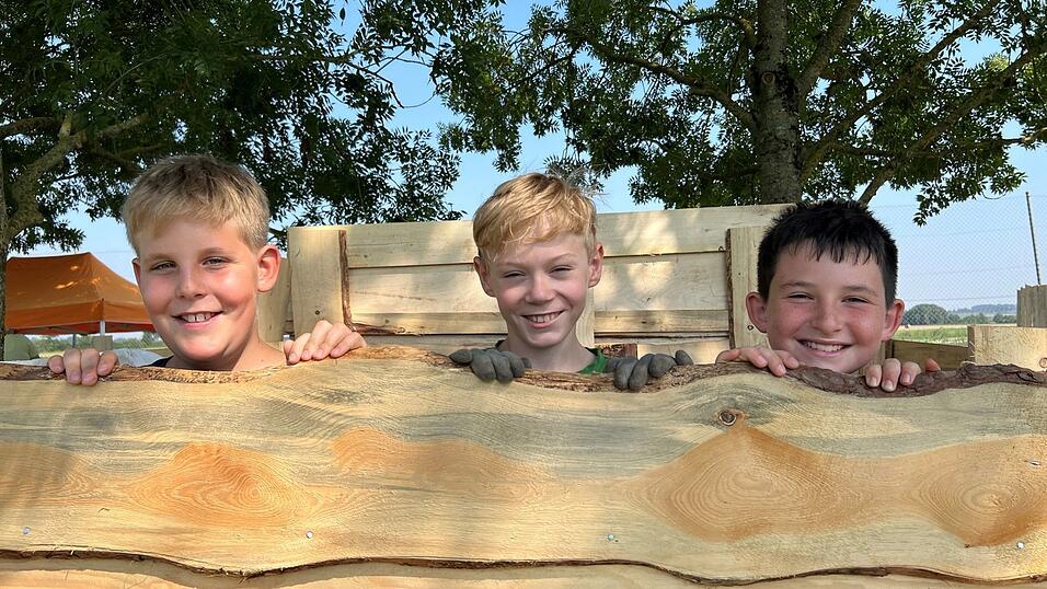 Die jungen (Hütten-)Baumeister hatten jede Menge Spaß und waren sichtlich stolz auf ihr Werk. Die jungen (Hütten-)Baumeister hatten jede Menge Spaß und waren sichtlich stolz auf ihr Werk.