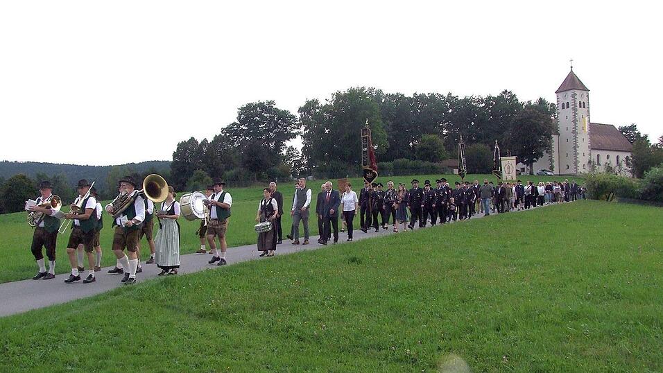 Nach dem Gottesdienst marschierte der Kirchenzug zurück zur Gerätehalle, angeführt von den Original Altnußberger Musikanten, gefolgt von den Ehrengästen und Ortsvereinen. Allen voran die Feuerwehr, Schützenverein, Trachtenverein Hochsteiner, Mütterverein, Gartenbauverein , Hochsteinchor und SC Oberried-Riedelberg. Nach dem Gottesdienst marschierte der Kirchenzug zurück zur Gerätehalle, angeführt von den Original Altnußberger Musikanten, gefolgt von den Ehrengästen und Ortsvereinen. Allen voran die Feuerwehr, Schützenverein, Trachtenverein Hochsteiner, Mütterverein, Gartenbauverein , Hochsteinchor und SC Oberried-Riedelberg.