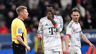 Bayerns Nicolas Jackson sah in Leverkusen nach Video&uuml;berpr&uuml;fung die Rote Karte.