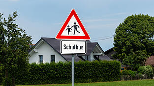 Über eine Grünfläche lief ein Elfjähriger zum Schulbus und wurde auf diesem Weg von einem Unbekannten angesprochen und festgehalten. Über eine Grünfläche lief ein Elfjähriger zum Schulbus und wurde auf diesem Weg von einem Unbekannten angesprochen und festgehalten.