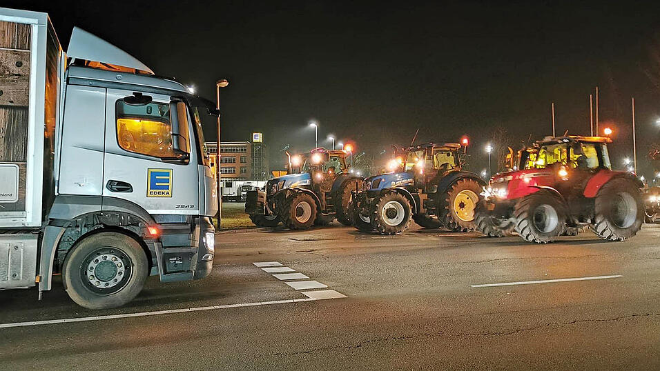 In zahlreichen bayerischen Städten, darunter Straubing, haben Landwirte die Zentrallager von Supermarktketten blockiert als Zeichen ihrer Kritik an den niedrigen Erzeugerpreisen. In zahlreichen bayerischen Städten, darunter Straubing, haben Landwirte die Zentrallager von Supermarktketten blockiert als Zeichen ihrer Kritik an den niedrigen Erzeugerpreisen.