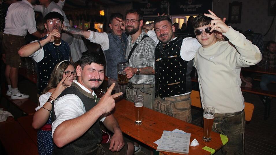 Viele junge Gäste finden am Freitag den Weg ins Festzelt. Viele junge Gäste finden am Freitag den Weg ins Festzelt.