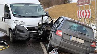 Nähe Madersdorf kollidierten am Freitag ein Transporter und ein Kleinwagen. Eine Frau wurde dabei leicht verletzt. Nähe Madersdorf kollidierten am Freitag ein Transporter und ein Kleinwagen. Eine Frau wurde dabei leicht verletzt.