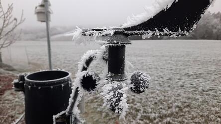 Auch die Wettersensoren der Wetterstation Eggerszell waren von Raureif bedeckt.
