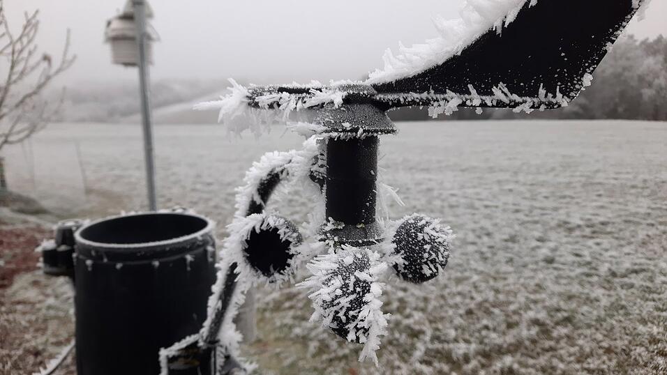 Auch die Wettersensoren der Wetterstation Eggerszell waren von Raureif bedeckt. Auch die Wettersensoren der Wetterstation Eggerszell waren von Raureif bedeckt.