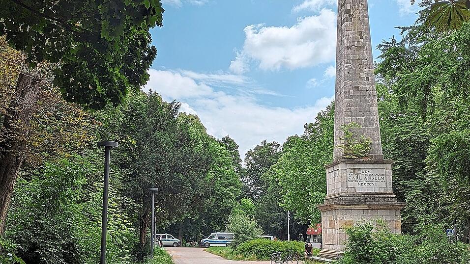 Bis heute patrouilliert ein Großaufgebot an Polizisten rund um den Fürst-Anselm-Obelisken. Unter anderem auch weil eine 29-jährige Alkoholikerin Anfang 2024 eine erfundene Vergewaltigung angezeigt hatte. Bis heute patrouilliert ein Großaufgebot an Polizisten rund um den Fürst-Anselm-Obelisken. Unter anderem auch weil eine 29-jährige Alkoholikerin Anfang 2024 eine erfundene Vergewaltigung angezeigt hatte.