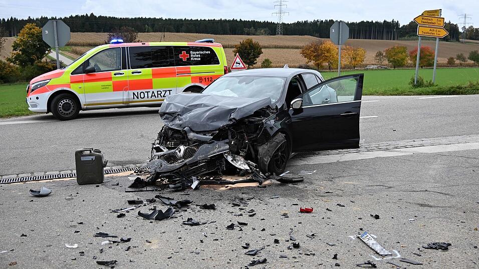 Ein Abschlepper barg die nicht mehr fahrbereiten Autos. 