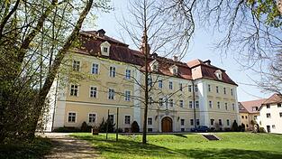 Im Priesterseminar Herz Jesu in Zaitzkofen werden seit 1978 Priester der Bruderschaft ausgebildet. Im Priesterseminar Herz Jesu in Zaitzkofen werden seit 1978 Priester der Bruderschaft ausgebildet.