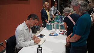 In der Pause und nach dem Vortrag nahm sich der Bestsellerautor Zeit, seine B&uuml;cher zu signieren. Ein Exemplar konnte man direkt vor Ort am Stand des Buchladen Cactus erstehen.