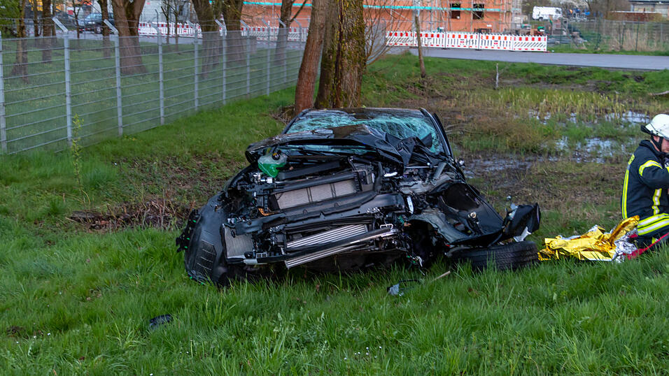 Der Volvo wurde bei dem Unfall komplett demoliert, auch die Leitplanke trug einigen Schaden davon.