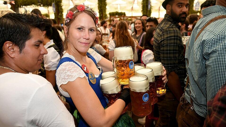 Die Bedienungen auf der Wiesn haben es nicht leicht (Archivbild).