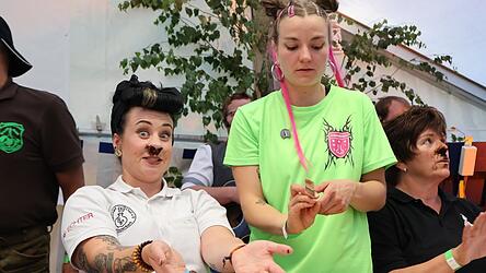 Die Teilnehmerin der Deutschen Schnupfmeisterschaften wartet darauf, gepr&uuml;ft zu werden. Ob sie am Ende die Nase vorn hat?