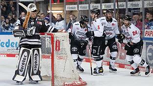 Torh&uuml;ter Jonas Neffin (l) kommt zu den Eisb&auml;ren. (Archivbild)