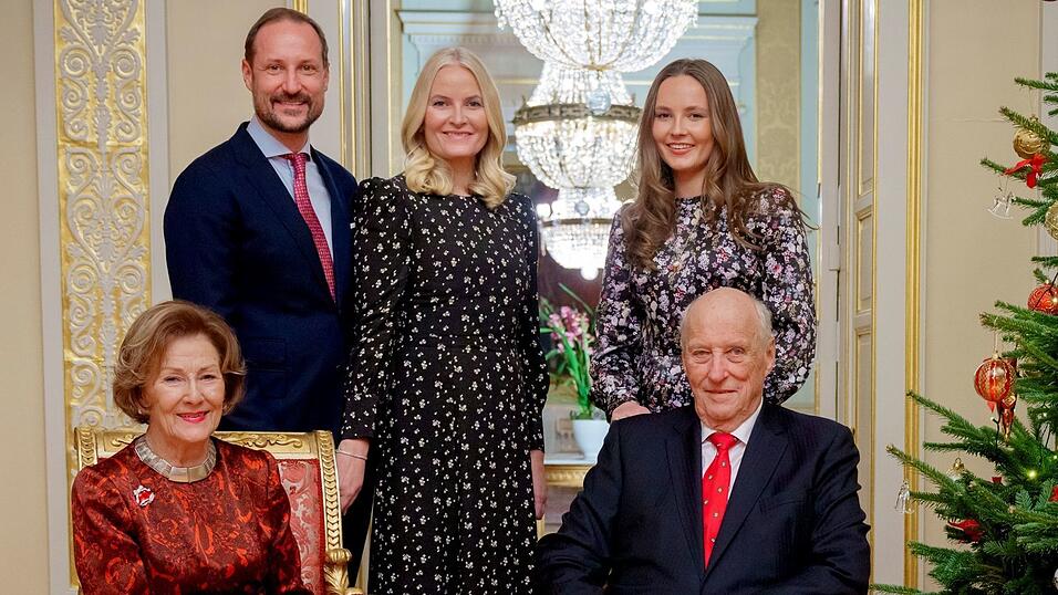 Die norwegische K&ouml;nigsfamilie 2024 bei einem Weihnachts-Fotoshooting. Hinten links steht der nun neue K&ouml;nig Haakon, hinten rechts die neue Kronprinzessin Ingrid Alexandra. (Archivbild)