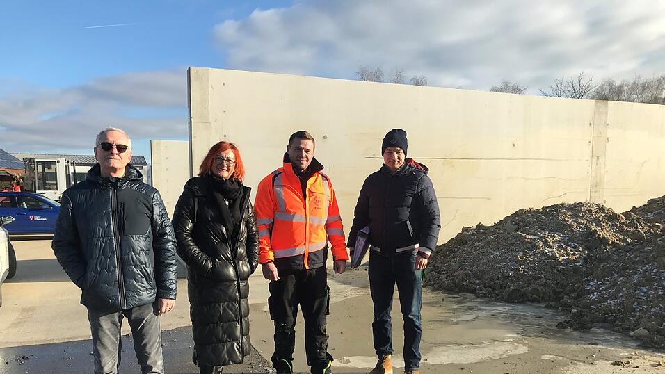 Sind froh über die künftigen Lagermöglichkeiten (v.l.): Bauhof-Leiter Klaus Stegmann, Tiefbauamts-Leiterin Cristina Pop, Betriebsleiter Roman Pflaumer und Stefan Gärtner vom Tiefbauamt. Sind froh über die künftigen Lagermöglichkeiten (v.l.): Bauhof-Leiter Klaus Stegmann, Tiefbauamts-Leiterin Cristina Pop, Betriebsleiter Roman Pflaumer und Stefan Gärtner vom Tiefbauamt.