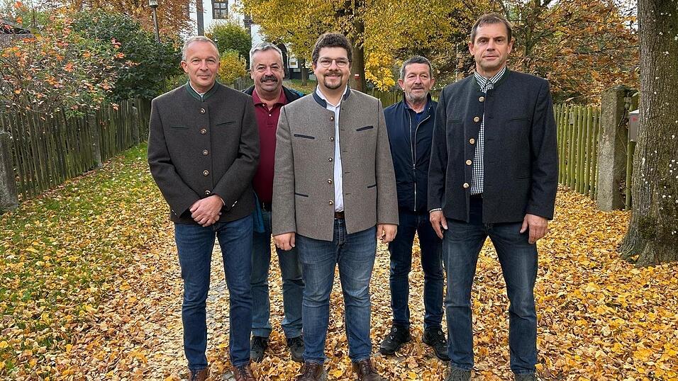 Die Mitglieder der Freien Wählergemeinschaft Altrandsberg (FWG) mit dem designierten Bürgermeisterkandidaten Dominik Heigl (Mitte): Nicht auf dem Bild ist Franz Miefanger. Die Mitglieder der Freien Wählergemeinschaft Altrandsberg (FWG) mit dem designierten Bürgermeisterkandidaten Dominik Heigl (Mitte): Nicht auf dem Bild ist Franz Miefanger.