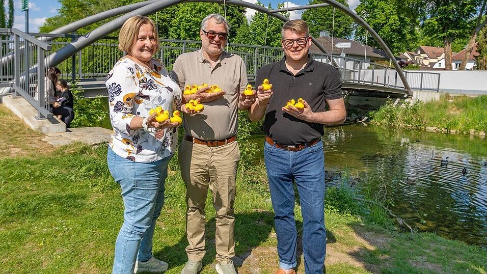 Der Rotary Club Mainburg-Hallertau startet am Stadtstrand-Samstag das erste Entenrennen auf der Abens. Der Rotary Club Mainburg-Hallertau startet am Stadtstrand-Samstag das erste Entenrennen auf der Abens.