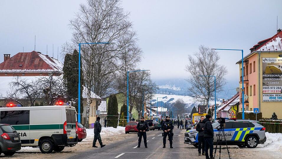 Die Polizei steht auf der Stra&szlig;e zum Gymnasium in dem ein Amoklauf stattfand. Mit einem Messer hat ein 18 Jahre alter Sch&uuml;ler in einem Gymnasium in der Slowakei mindestens zwei Menschen get&ouml;tet und mehrere verletzt.