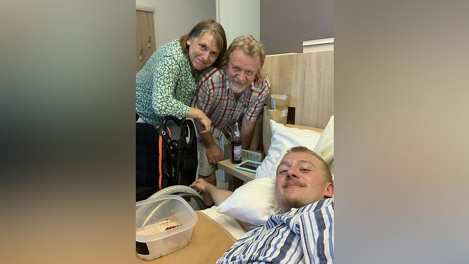 Am ersten Reha-Tag besuchen Matthias Kecks Eltern ihn in der Klinik. 